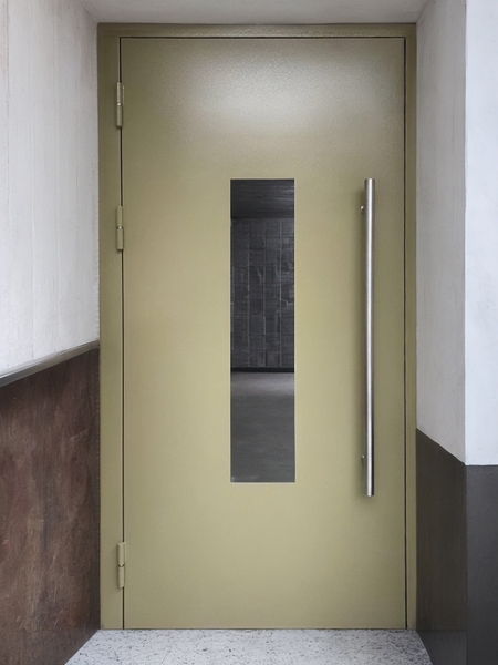 Дверь с ручкой-скобой