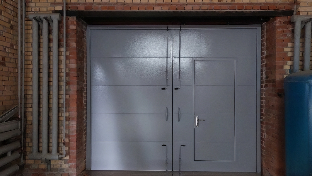 Ворота с калиткой, вид изнутри